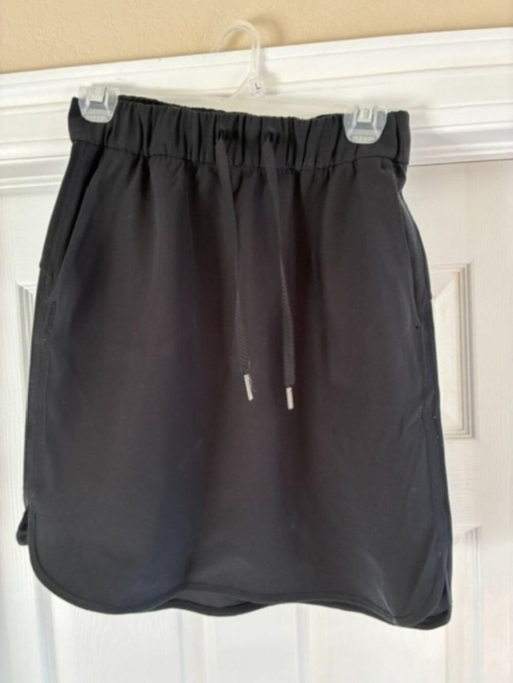Lululemon size 6, ON THE FLY black skirt